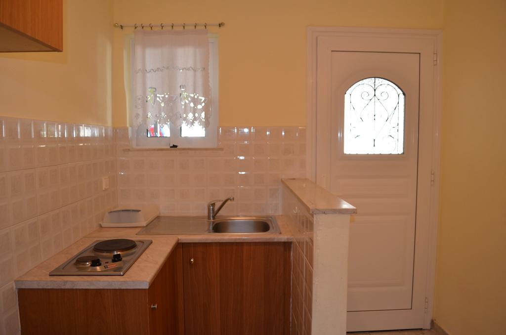 Hotel Loula Rooms And Apartments Kamena Vourla Habitación foto